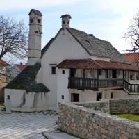 Med primeri zgledne obnove skrlate strehe je tudi Škrateljnova hiša v Divači.