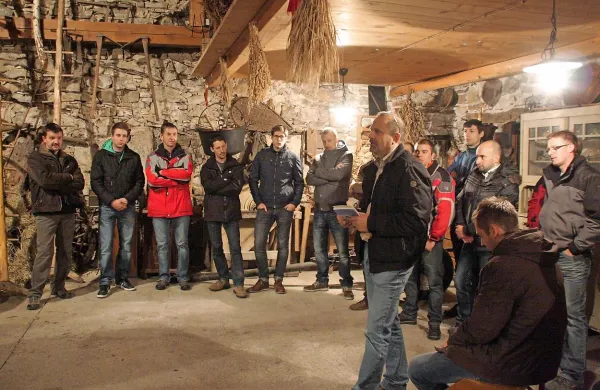 Življenjsko pot skrivnostnega Joška Mažarja je raziskal 
domačin Lucijan Trošt (v ospredju), kulturni program pa so 
obogatili colski pevci.  