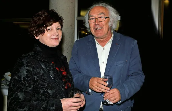 Martina Mrhar, pomočnica direktorice v SNG Nova Gorica, se 
je družila z Alešem Bergerjem, pisateljem, prevajalcem in 
gledališkim kritikom, ki  je videl že kar nekaj uprizoritev 
Cankarjeve Lepe Vide. Tokrat je zadovoljno pristavil, da je 
koprodukcijska izvedba dobra odrska stvaritev.