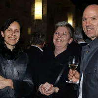 Mirjam Drnovšček (v sredini), direktorica Prešernovega gledališča Kranj, ki je po rodu iz Soške doline, je po premieri 
kramljala  s Tomijem Ilijašem, direktorjem podjetja Arctur, in 
njegovo ženo Jano Kotar Ilijaš.