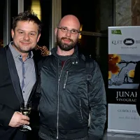 Tržaški igralec Primož Forte, ki je trenutno zelo oblegan 
zaradi vloge Avguština v  nadaljevanki Ena žlahtna štorija, in 
dramaturg Nejc Valenti sta ob žlahtni kapljici komentirala 
aktualnost Lepe Vide.