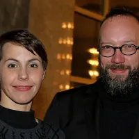  Miha Nemec, sicer igralec SNG Nova Gorica, je režiral Lepo 
Vido, naslovno vlogo pa je odigrala njegova žena Maja 
Nemec.