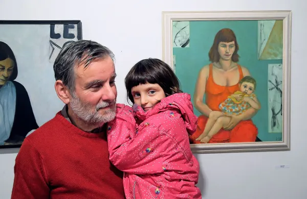  Rok Zelenko z vnukinjo Tito, ki je na sliki desno model v maminem naročju, pa tudi soavtorica ozadja slike.