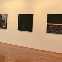 Razstava v galeriji Loža, ki bo na ogled do 24. januarja, poleg 
del iz cikla Inferno predstavlja še slike iz ciklusa Morja. 