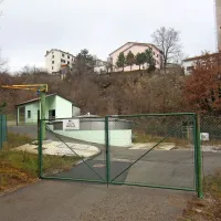 Kraški vodovod pravo rešitev še išče, za začetek pa bo 
poskušal izčrpati vso vodo s tega prečrpališča. Morda bo v 
okoliške bloke potem manj smrdelo. 