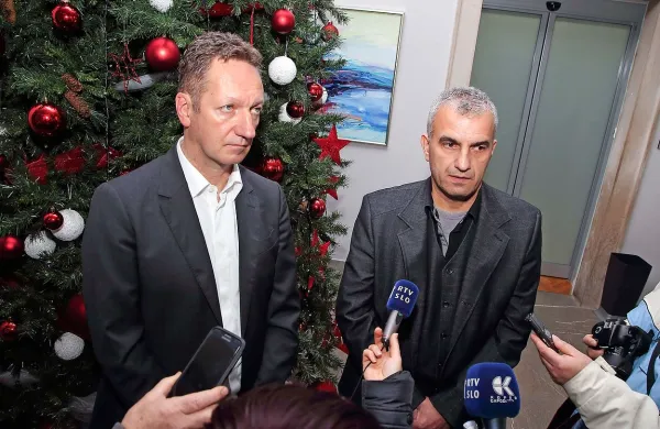 Župana Boris Popovič (levo)  in Gregor Strmčnik sta  javnosti 
sporočila, da sta občinama  odprla pot do samostojnega 
financiranja.
