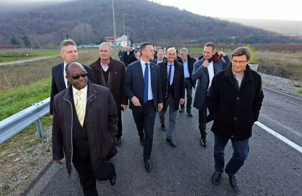 Kolona županov pred mejnim prehodom Dragonja - skupaj  
proti bodeči žici