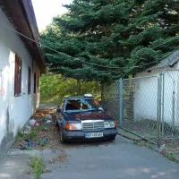 Kaže, da so si vandali dali duška in povsem uničili zapuščen 
avtomobil za karavlo na Plavjah. 