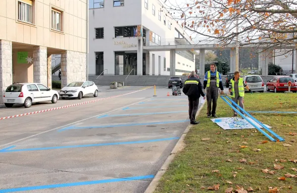 Tudi parkiri&scaron;če pred občino bo po novem modro