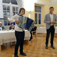 Harmonikarka Iris Saksida in pevec Domen Kozinc. 
