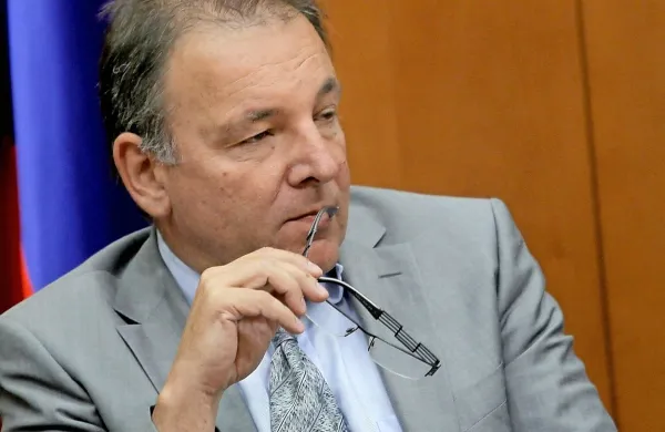 Poslanec SDS Andrej Šircelj je dan po kriminalističnih 
preiskavah, ki so se nanašale na njegovo delo v DUTB, dejal, 
da ni sodeloval ali pomagal pri kateremkoli očitanem kaznivem dejanju. 