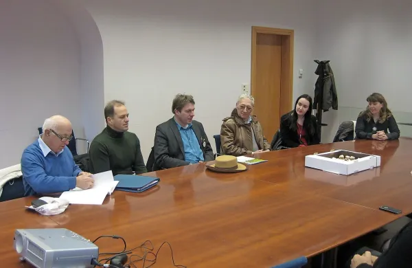 Pobudo za razglasitev svetovnega dneva čebel so  najprej 
predstavili v Kopru: (z leve) Milan Brčin in Klavdjo Babič iz 
Obalnega čebelarskega društva, predsednik Čebelarske 
zveze Slovenije Boštjan Noč, ter (z desne) Andreja Smrdelj iz 
Obalnega čebelarskega društva in podpornica predloga 
Tinkara Kovač.    