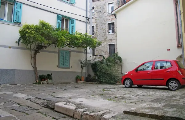 Preden se je z družino preselil na Šared, je Boris Benčič živel 
v neposredni bližini tega stičišča Letoviške in Kumarjeve 
ulice.
