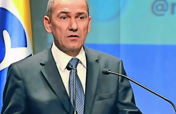 Ljubljansko okrožno sodišče je predsednika SDS Janeza 
Janšo oprostilo v zasebnem kazenskem pregonu zaradi 
domnevne žaljive obdolžitve svetovalca nekdanjega predsednika republike Danila Türka, Francija Perčiča.