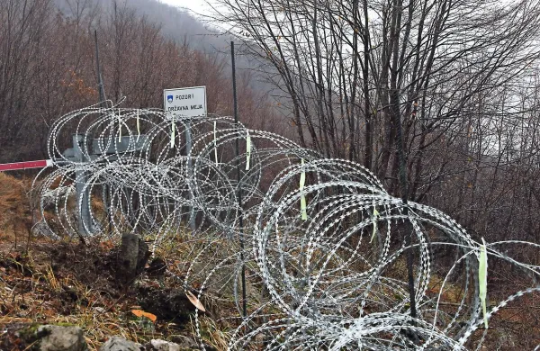 Bodeča žica vzbuja med krajani z obeh strani meje vse več 
nezadovoljstva.