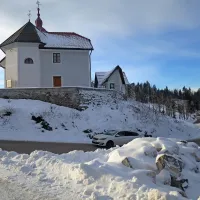 Pod cerkvijo je prostor za nov center rekreacije in sprostitve.  