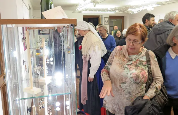 Obiskovalci so si z zanimanjem ogledali novosti domačih 
ustvarjalcev.