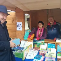 Dodana vrednost knjižnega sejma so avtorji knjig. Včeraj smo 
srečali Jurija Paljka (levo) in Aleša Bergerja (desno). 