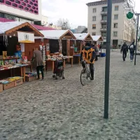  Veliko zanimanje meščanov za knjižni sejem dokazuje, da v 
mestu manjka pestra in raznovrstna ponudba knjig. 