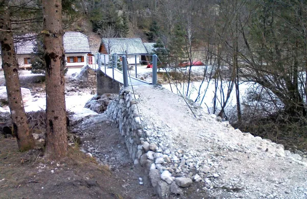 Po obnovljeni brvi je  dostop do kmetijskih zemljišč, vikenda 
in soške poti varen. 