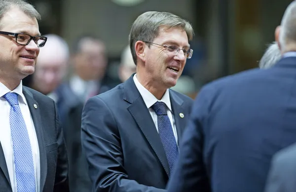 Premier Miro Cerar je danes v Bruslju povedal, da razume 
zaskrbljenost in nelagodje istrskih županov, ki pozivajo k 
umiku žične ograje, a opozoril, da je dobil izrecne napovedi, 
da lahko hrvaška stran pošlje večje skupine prebežnikov čez 
Istro proti Italiji.