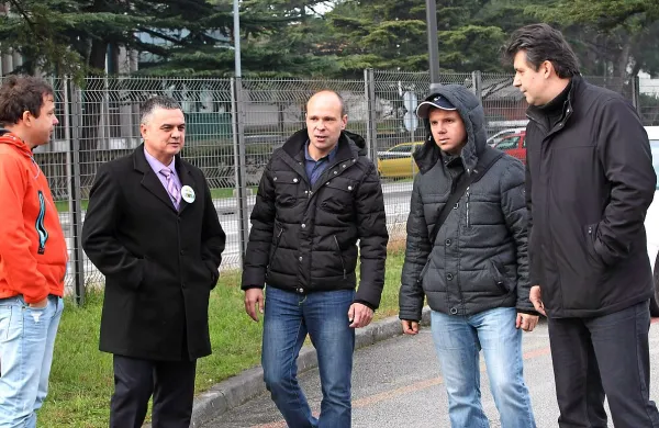 Predstavniki policijskih sindikatov (z leve) Gregor Lahajnar,  Radivoj Uroševič, Marko Jakac ter  
Klemen Udovč in Franci Frantar po obisku policistov, ki delajo v koprskem pristanišču.