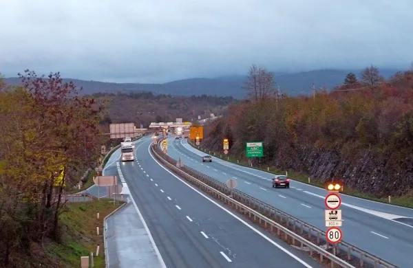 Cestninska shema bo zajemala vsa vozila, težja od 3,5 tone, 
vključno z avtobusi. Po uvedbi elektronskega cestninjenja naj 
bi Dars porušil cestninske postaje.