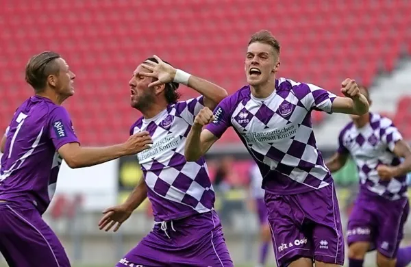 Patrik Eler (drugi z desne) se veseli zadetkov tudi v avstrijski 
drugi ligi.