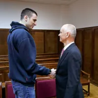 Odvetniku Gorazdu Gabriču (desno) je uspelo sodišče prepričati, da Ivan Cernic ni terorist. 