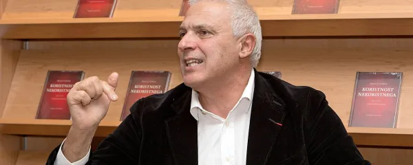 Nuccio Ordine: “Če ne razumemo koristnosti 
nekoristnega, pa nekoristnosti koristnega, ne 
razumemo umetnosti; in dežela, kjer ne razumejo 
umetnosti, je dežela sužnjev ali robotov, dežela 
nesrečnih ljudi, ljudi, ki se ne smejijo in ne 
nasmihajo, dežela brez duha; kjer ni humorja, ni 
smeha, sta pa jeza in sovraštvo.”