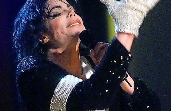 Michael Jackson je posthumno postavil rekord najbolje 
prodajanega albuma vseh časov v ZDA.