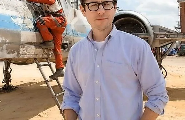 Film Sila se prebuja je režiral J.J. Abrams.
