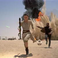 Sveži obrazi Vojne zvezd: Sila se prebuja Daisy Ridley kot 
iznajdljiva Rey ter John Boyega kot dezerter Finn.