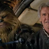 Stara dobra obraza Vojne zvezd: Harrison Ford kot Han Solo s svojim simpatičnim 
kosmatincem Chewbacco na neuničljivi “kripi” Millenium Falcon.