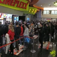 Premiera sedmega filma Vojne zvezd je v sredo minuto pred polnočjo pisano množico privabila tudi v koprski Cineplexx.  