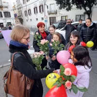 Evo Tomšič (levo) so včeraj s sprejemom na trgu Brolo pred koprsko glasbeno šolo presenetili 
nekdanja učiteljica Lučka Joksić (druga z leve) z učenkami, starši in predstavniki koprske 
glasbene šole.