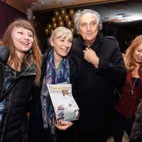 Giannija Gaviolija in njegovo partnerko Eleonoro je pozdravila 
tudi radijka Nataša Benčič s hčerko, ki je z arhitektom pred 
mnogimi leti opravila tudi intervju. 