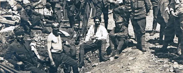 Fotografija s fronte na Krasu naj bi pričala o dobrem 
razpoloženju med avstroogrskimi vojaki, a resnica je bila 
drugačna.      