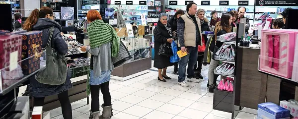Praznični šoping je običajno zoprn, ker ne vemo, kaj bi kupili, nimamo dovolj denarja, časa pa še manj.