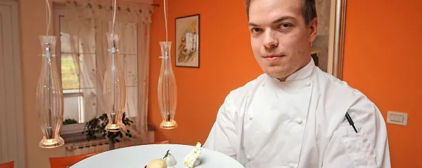 Teo Kovač nam je  postregel z nadvse okusno in tudi na pogled zelo zanimivo sladico iz limonine kreme, stepenega 
beljaka s sladkorjem (meringa), drobtinami iz bele čokolade in sladoledom z okusom limonovega timijana.

