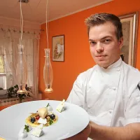 Teo Kovač nam je  postregel z nadvse okusno in tudi na pogled zelo zanimivo sladico iz limonine kreme, stepenega 
beljaka s sladkorjem (meringa), drobtinami iz bele čokolade in sladoledom z okusom limonovega timijana.

