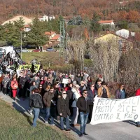 Protest se je končal  s pridržanjem hrva&scaron;kega aktivista (foto+video)