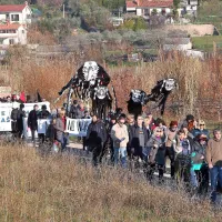 Protest se je končal  s pridržanjem hrva&scaron;kega aktivista (foto+video)
