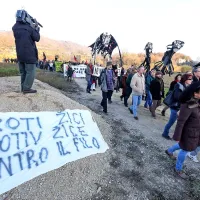 Protest se je končal  s pridržanjem hrva&scaron;kega aktivista (foto+video)