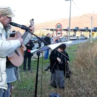 Protest se je končal  s pridržanjem hrva&scaron;kega aktivista (foto+video)