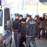 Slovenski policisti so moškega iz Pulja pridržali zaradi suma, 
da je poskusil odstraniti ali poškodovati žico.