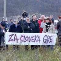Protest se je končal  s pridržanjem hrva&scaron;kega aktivista (foto+video)