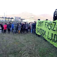 Protest se je končal  s pridržanjem hrva&scaron;kega aktivista (foto+video)