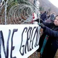 Protest se je končal  s pridržanjem hrva&scaron;kega aktivista (foto+video)