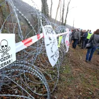 Protest se je končal  s pridržanjem hrva&scaron;kega aktivista (foto+video)